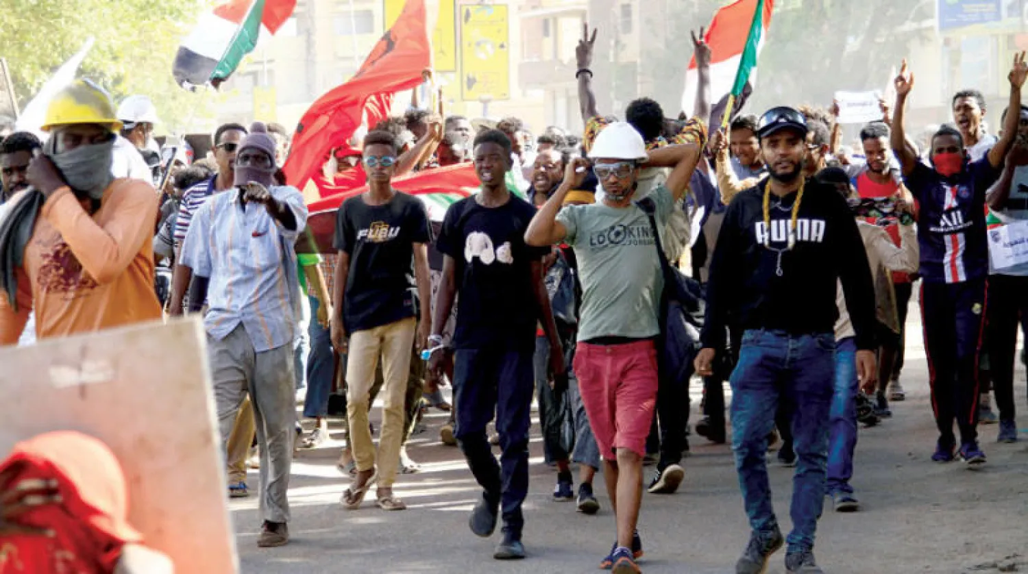 جانب من الاحتجاجات في الخرطوم يوم 8 ديسمبر (أ.ف.ب)