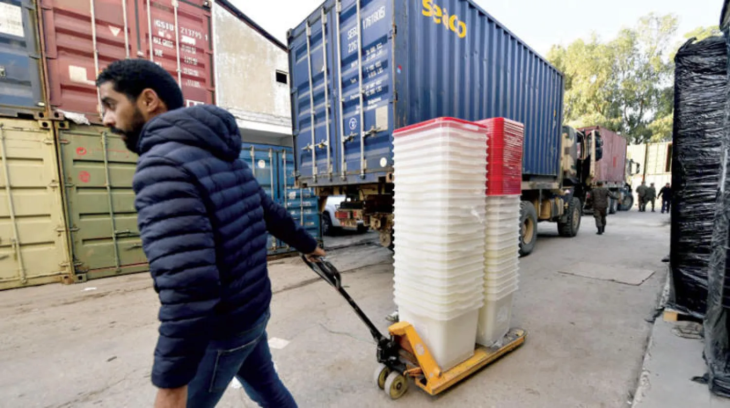 إعداد صناديق الاقتراع استعداداً للانتخابات التونسية المرتقبة (أ.ف.ب)