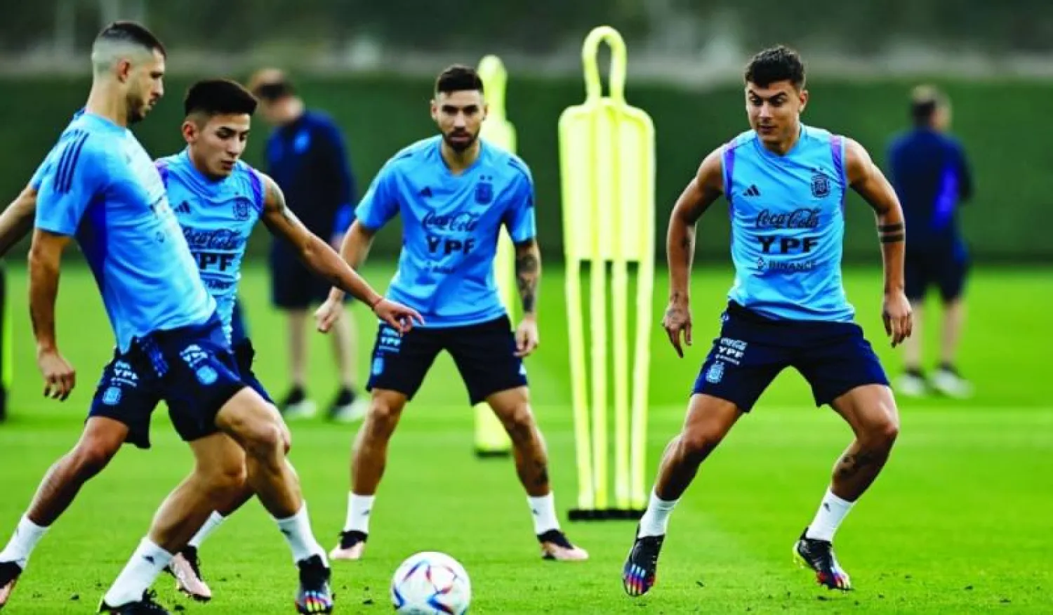 لاعبو الأرجنتين متحمسون في التدريبات من أجل مواصلة التقدم والاقتراب من اللقب (رويترز)