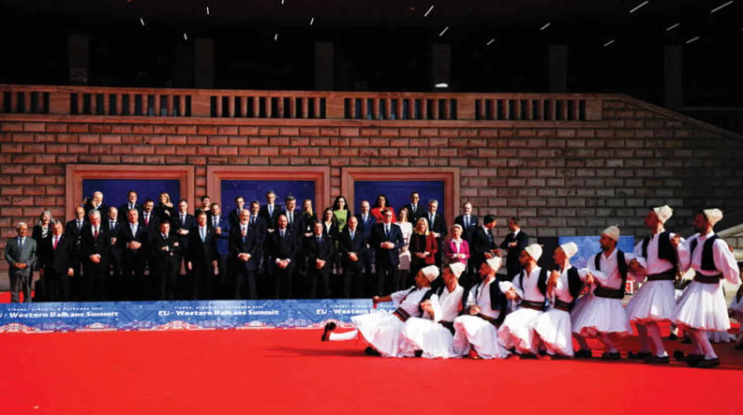 الزعماء المشاركون في قمة أوروبا - البلقان الغربي يحضرون عرضاً فنياً في العاصمة الألبناية تيرانا في 6 ديسمبر الحالي (رويترز)