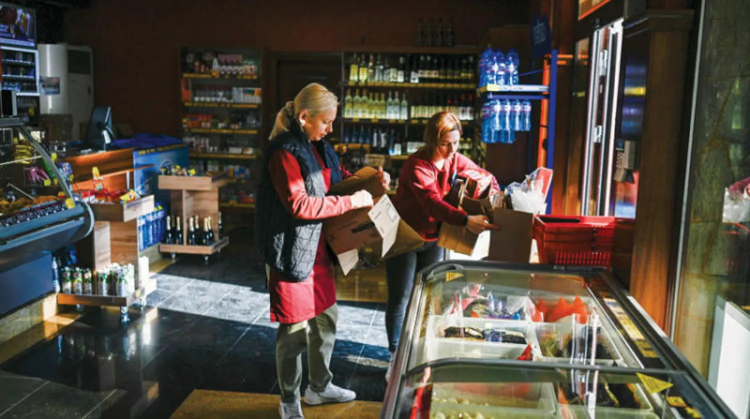 أوكرانيتان تعملان في محل بقالة يملكه مستثمر روسي بمدينة فارنا البلغارية (أ.ف.ب)