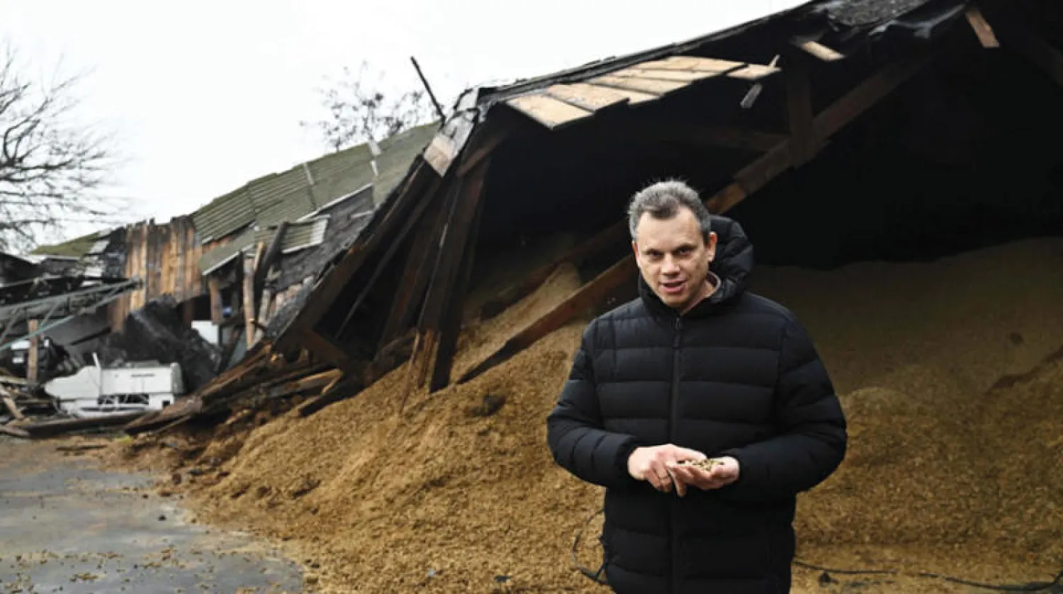 نائب عمدة أوتشاكيف أمام منشأة تخزين دُمرت عقب هجوم صاروخي في المدينة السبت (أ.ف.ب)