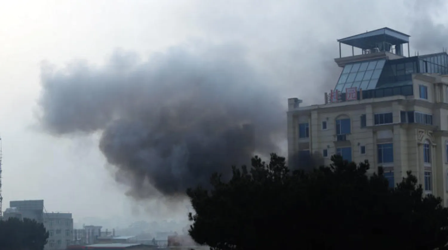 الدخان يتصاعد من الفندق بعد الهجوم عليه في كابل أمس (أ.ب)