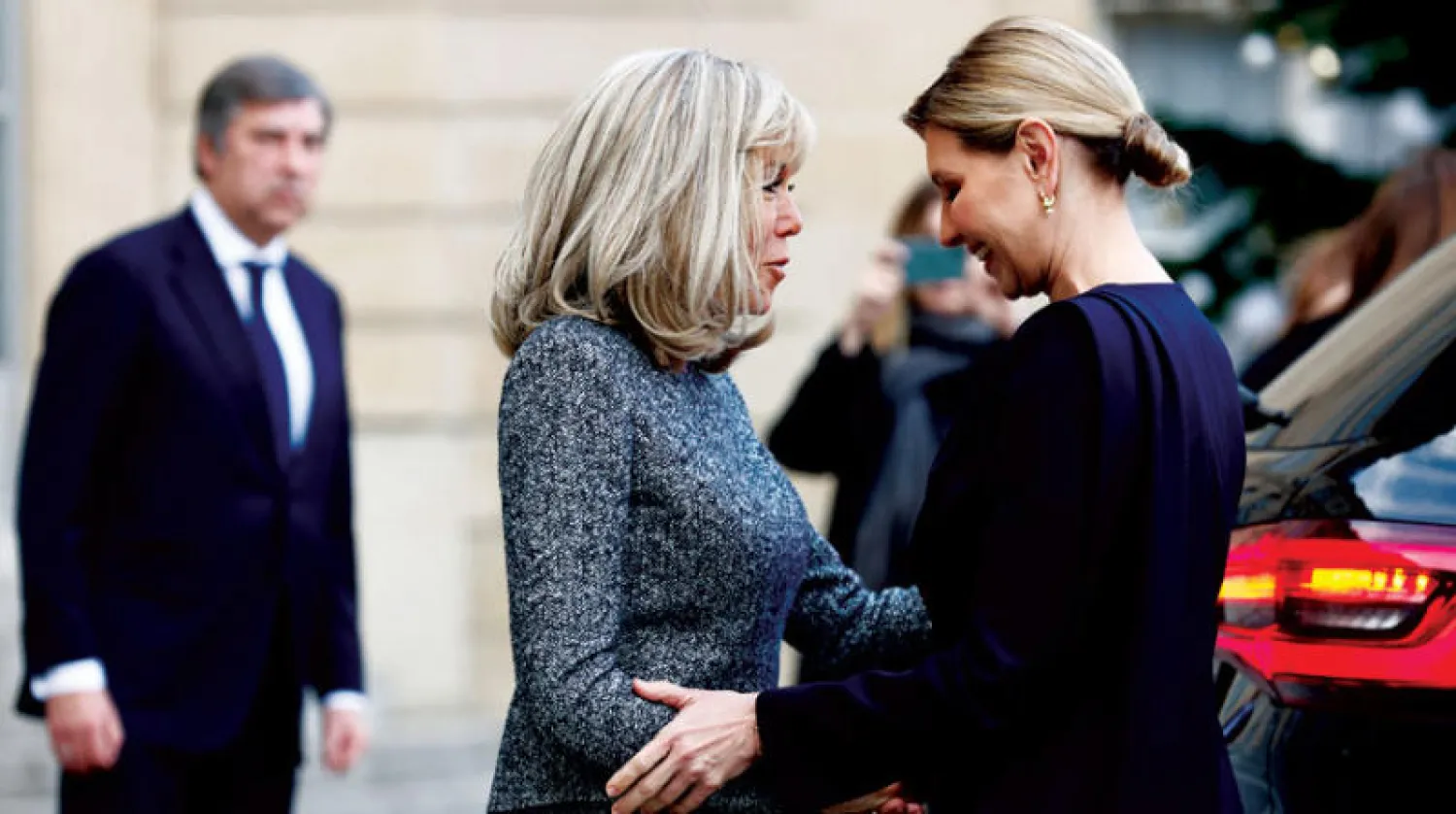 السيدة الأولى الفرنسية بريجيت ماكرون لدى ترحيبها بالسيدة الأولى الأوكرانية أولينا زيلينسكي في الإليزيه أمس (رويترز)
