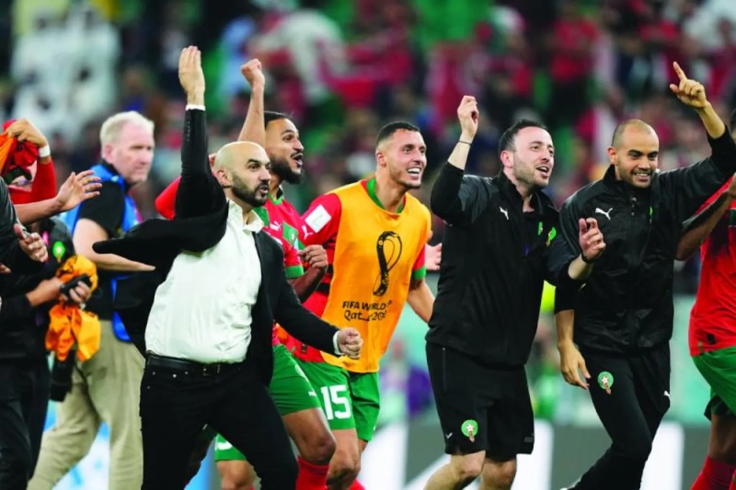 الركراكي محتفلاً مع لاعبيه بعد الصعود التاريخي إلى نصف نهائي المونديال (د.ب.أ)