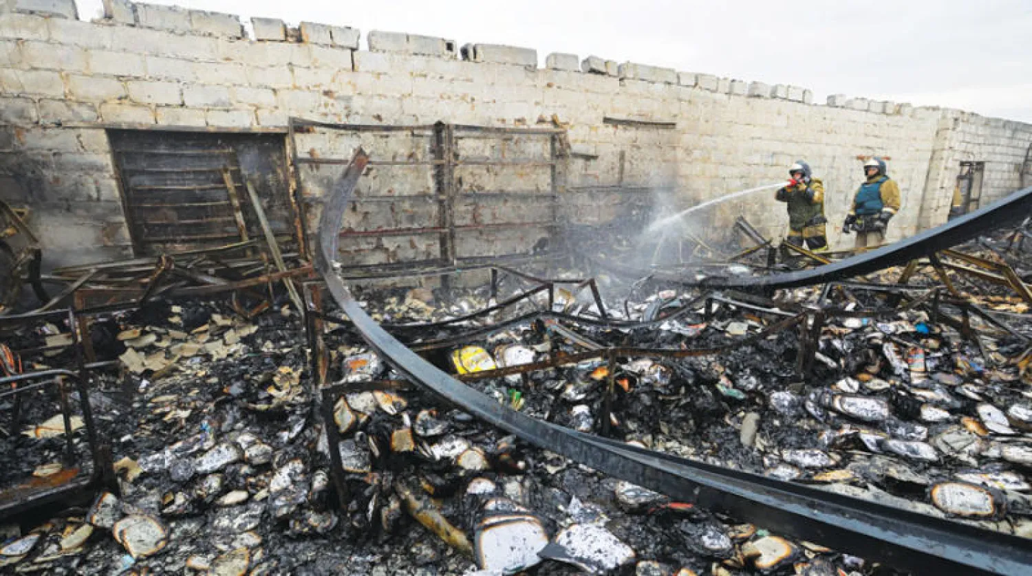 إخماد حريق ناجم عن قصف سوق محلية في دونيتسك أمس (رويترز)