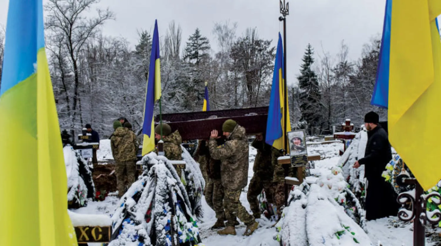 جنازة لجنديين أوكرانيين في مقبرة بكييف أمس (إ.ب.أ)