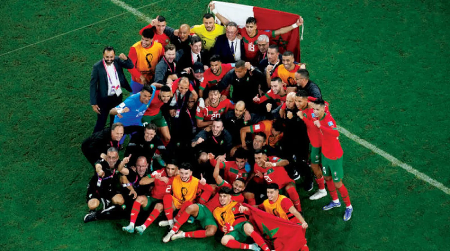 منتخب المغرب يحتفل بعد الفوز التاريخي على البرتغال (أ.ب)