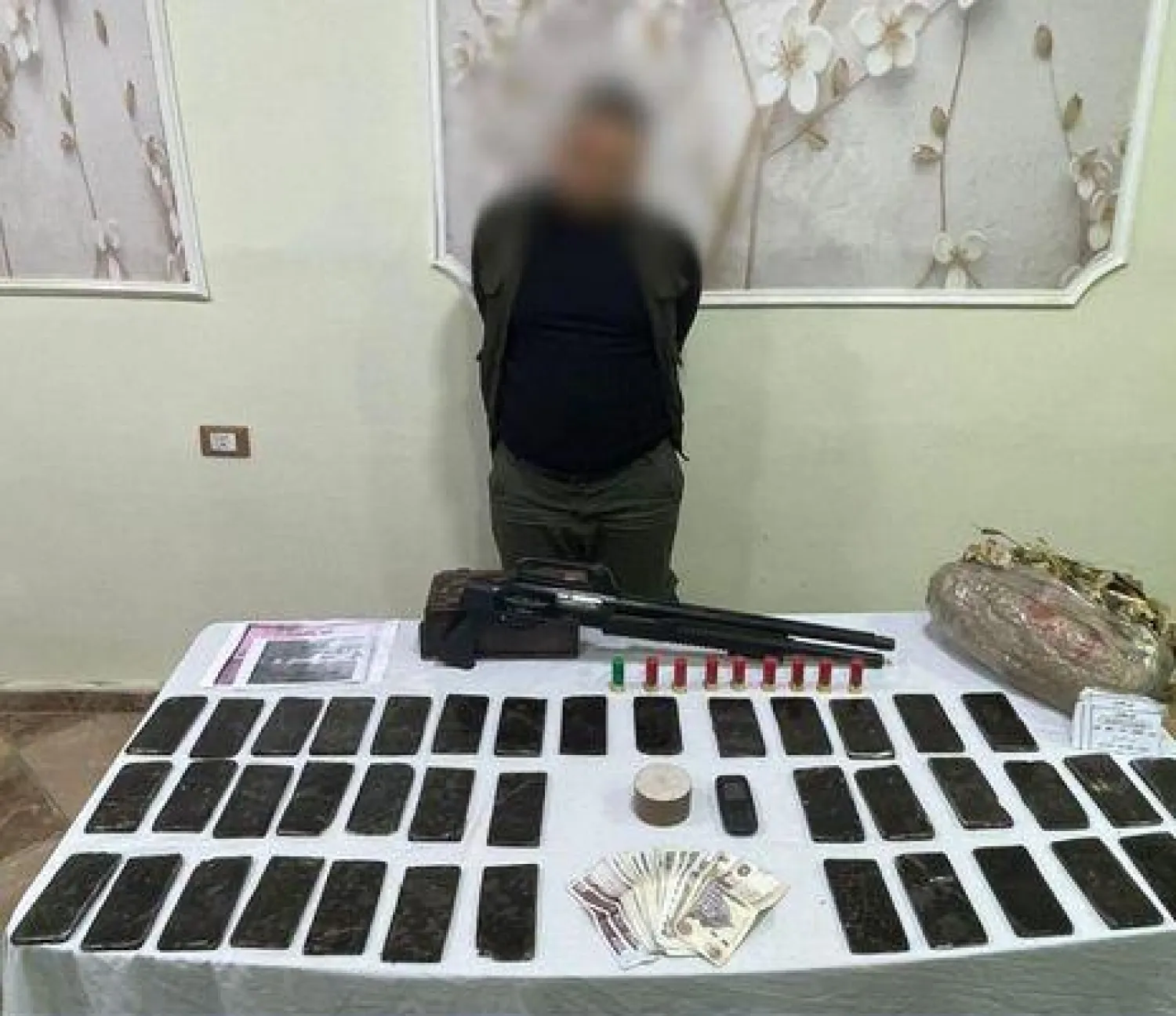 ضبط متهم يروّج للمخدرات عبر «فيسبوك» (وزارة الداخلية المصرية)