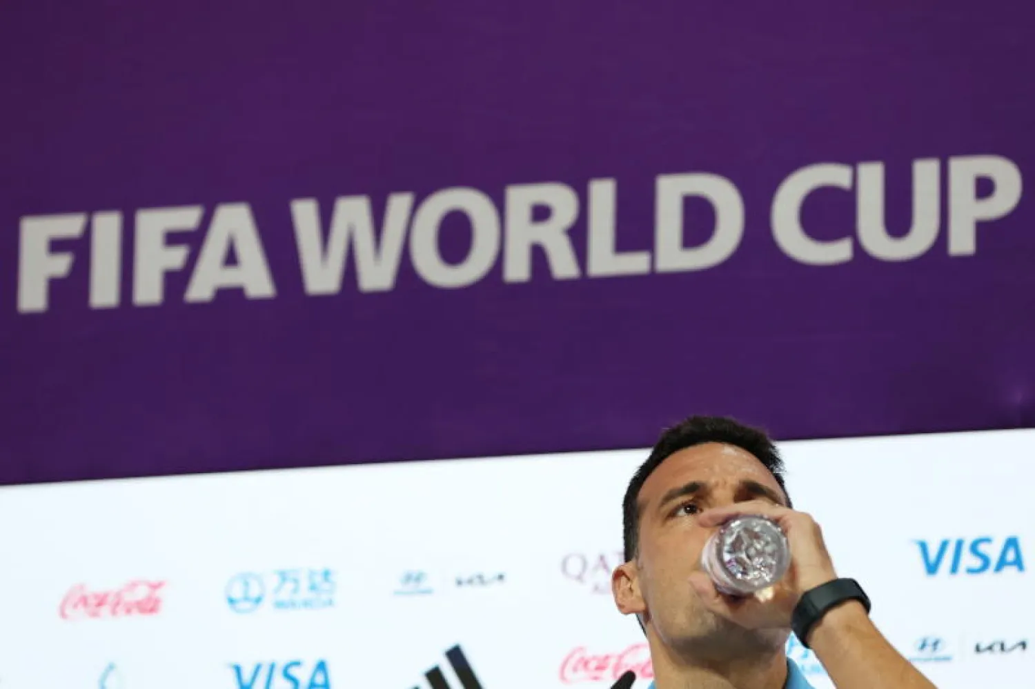 سكالوني كان منزعجاً من اتهام لاعبيه بالسلوك السيئ (إ.ب.أ)