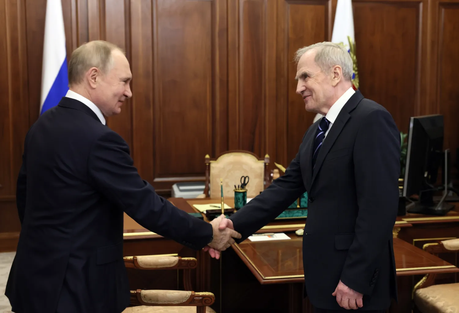 بوتين خلال اجتماعه مع رئيس المحكمة الدستورية الروسية فاليري زوركين في الكرملين الأحد (إ.ب.أ)