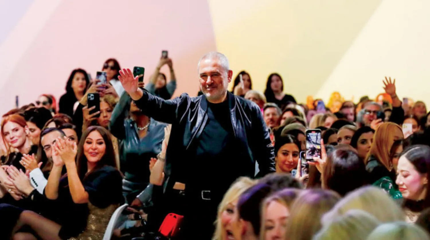 إيلي صعب يحيي الحضور في باريس