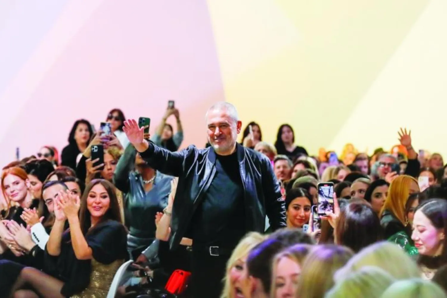 إيلي صعب يحيي الحضور في باريس