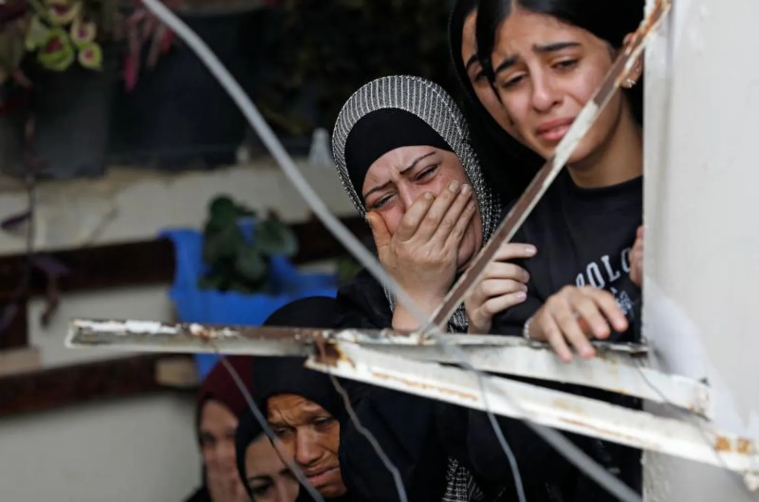 فلسطينيون يبكون خلال تشييع جنازة في جنين الأسبوع الماضي (أ.ف.ب)