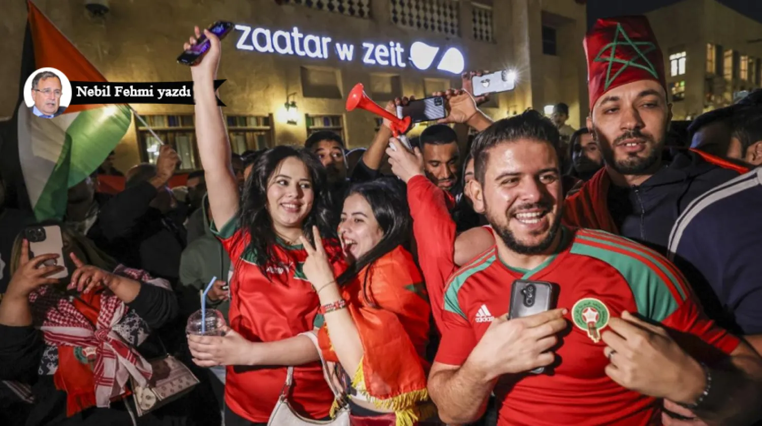 Dünya Kupası maçlarının oynandığı Katar stadyumlarının dışındaki meydanlar, kazanan takımların mutlu taraftarlarını ağırlarken rahatsız edici gerilimler ortadan kalkıyor (AFP)