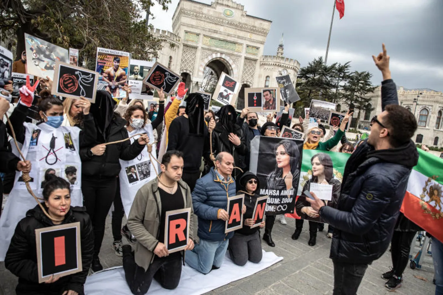 متظاهرون في تركيا رافضون لأحكام الإعدام المرتبطة بحركة الاحتجاجات في إيران (د.ب.أ)
