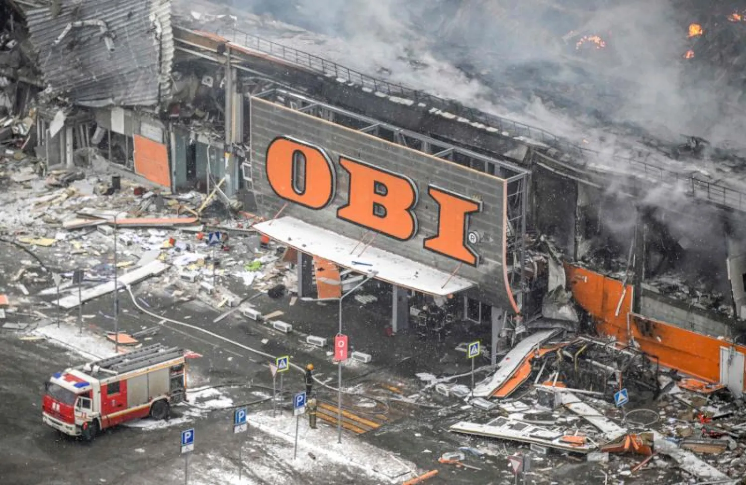 من آثار الحريق الذي شب في مركز تسوق قرب موسكو قبل أيام (أ.ف.ب)