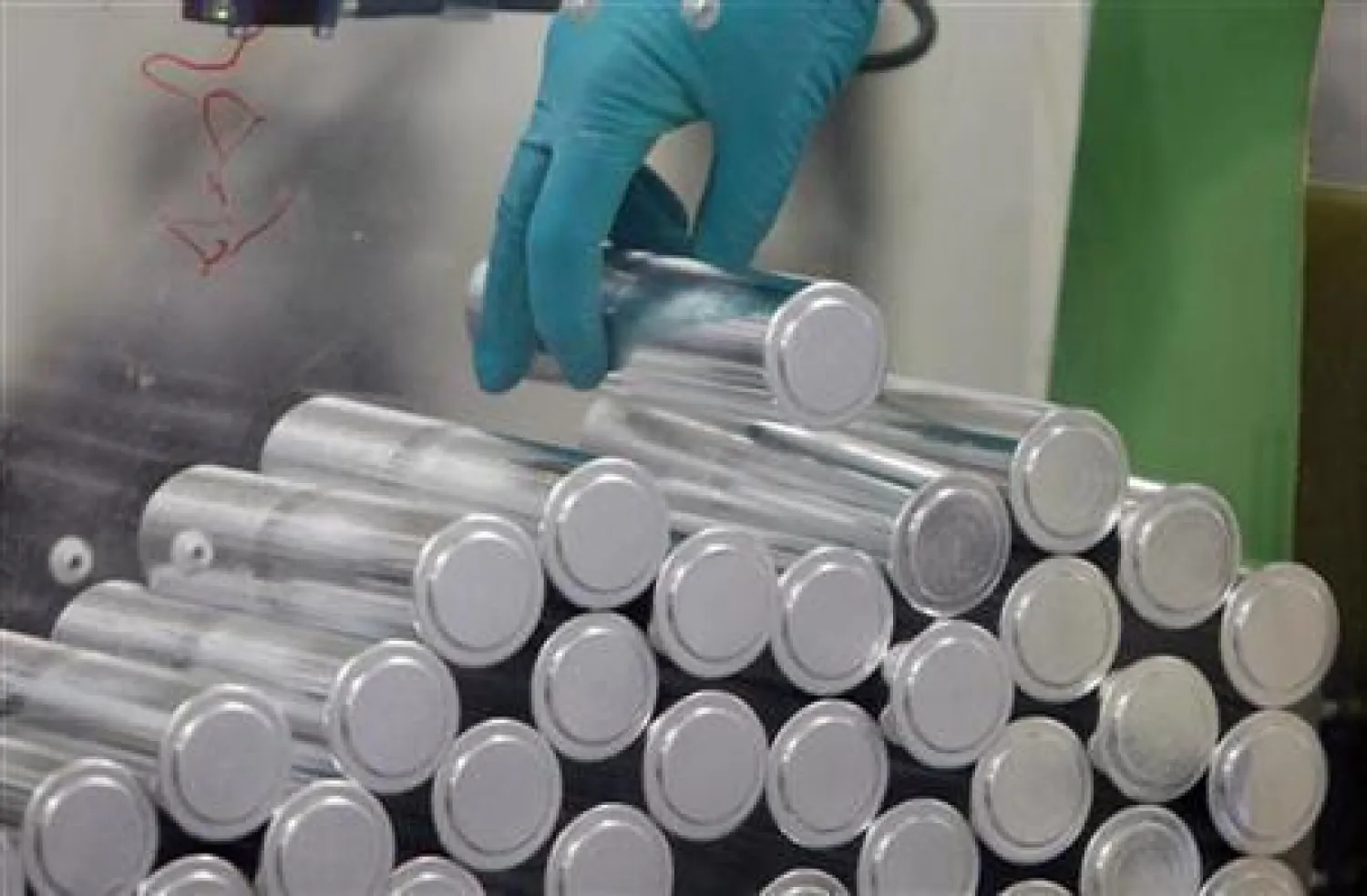 البطارية الجديدة أقل سمية وإضراراً بيئياً بكثير من بطاريات «الليثيوم أيون» (أرشيف - رويترز)