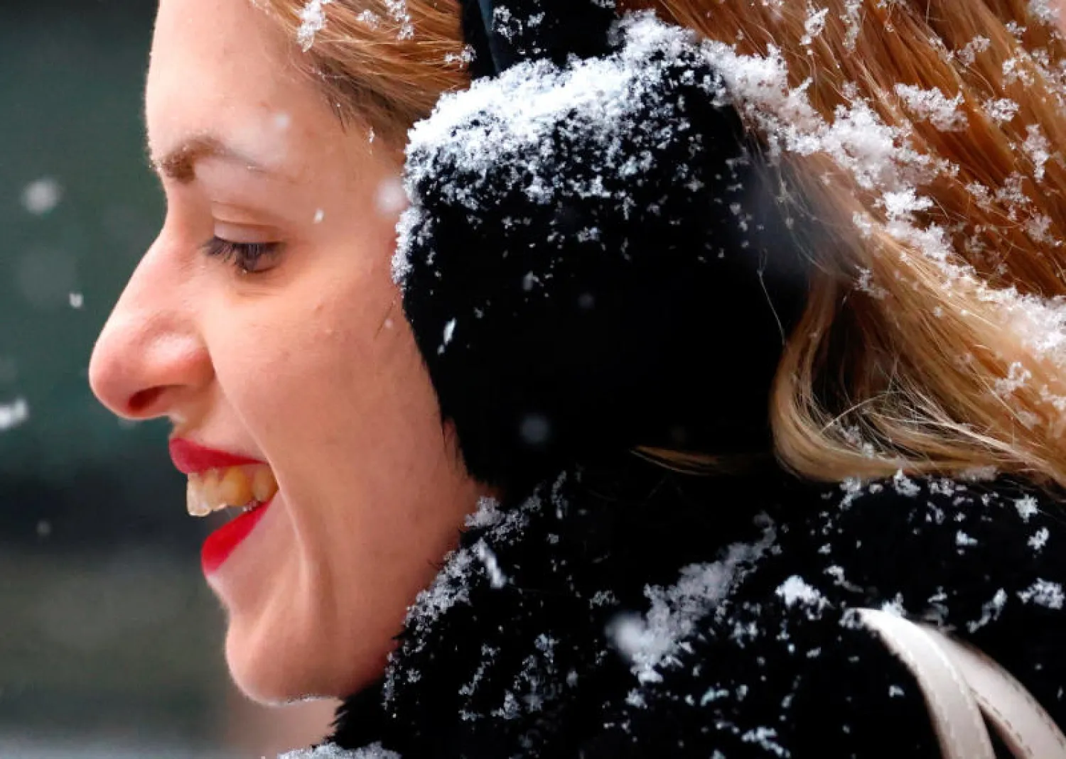 سيدة وسط الثلوج في ستراسبورغ في فرنسا (رويترز)