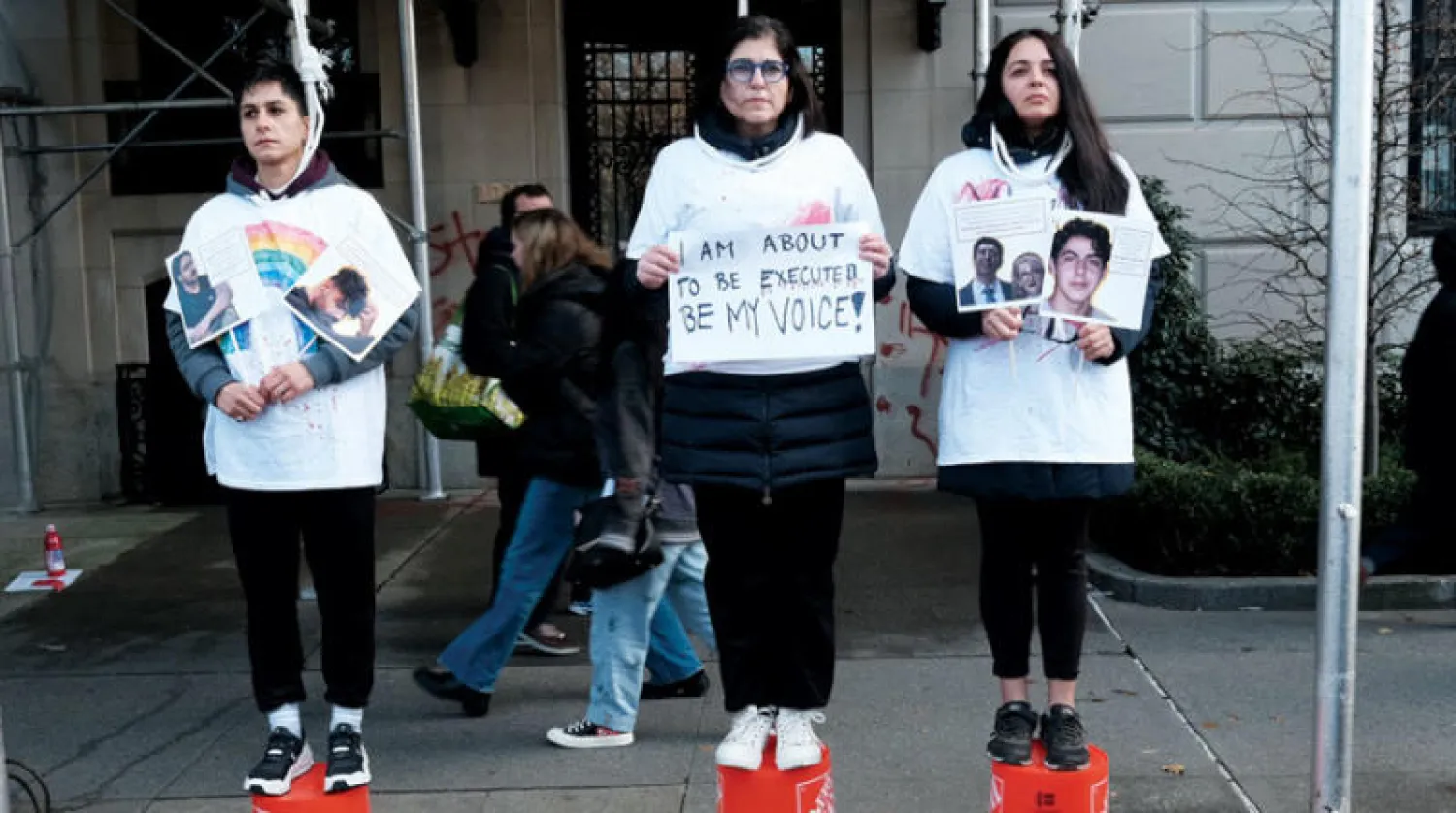 إيرانيات يتظاهرن في نيويورك السبت الماضي رفضاً للإعدام في بلادهن (أ.ف.ب)