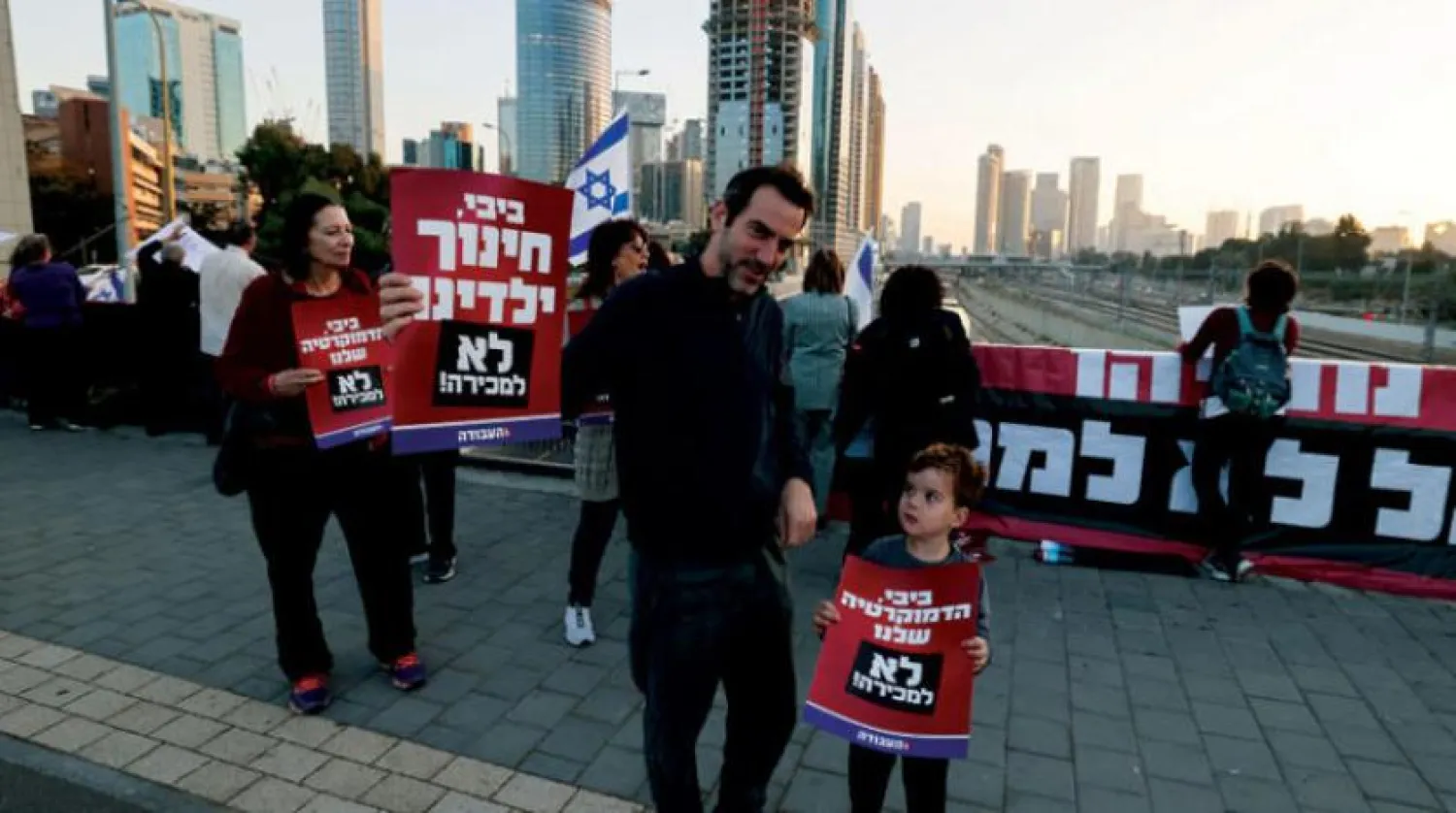 Tel Aviv'de kurulacak aşırı sağcı hükümeti protesto eden İsrailliler, 9 Aralık (AFP)