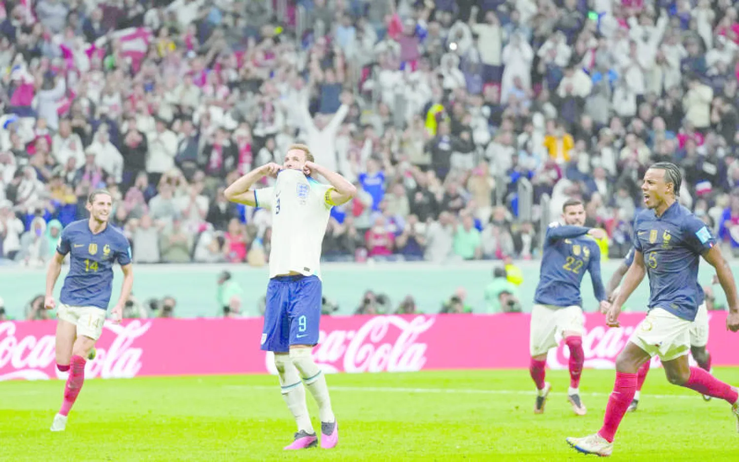 فرحة فرنسية بعد أن أهدر كين ركلة الجزاء (أ.ب)