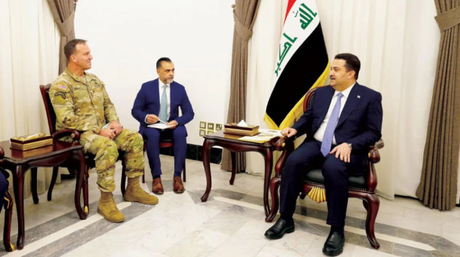 السوداني خلال استقباله قائد القيادة المركزية الأميركية في بغداد أمس (وكالة الأنباء العراقية)