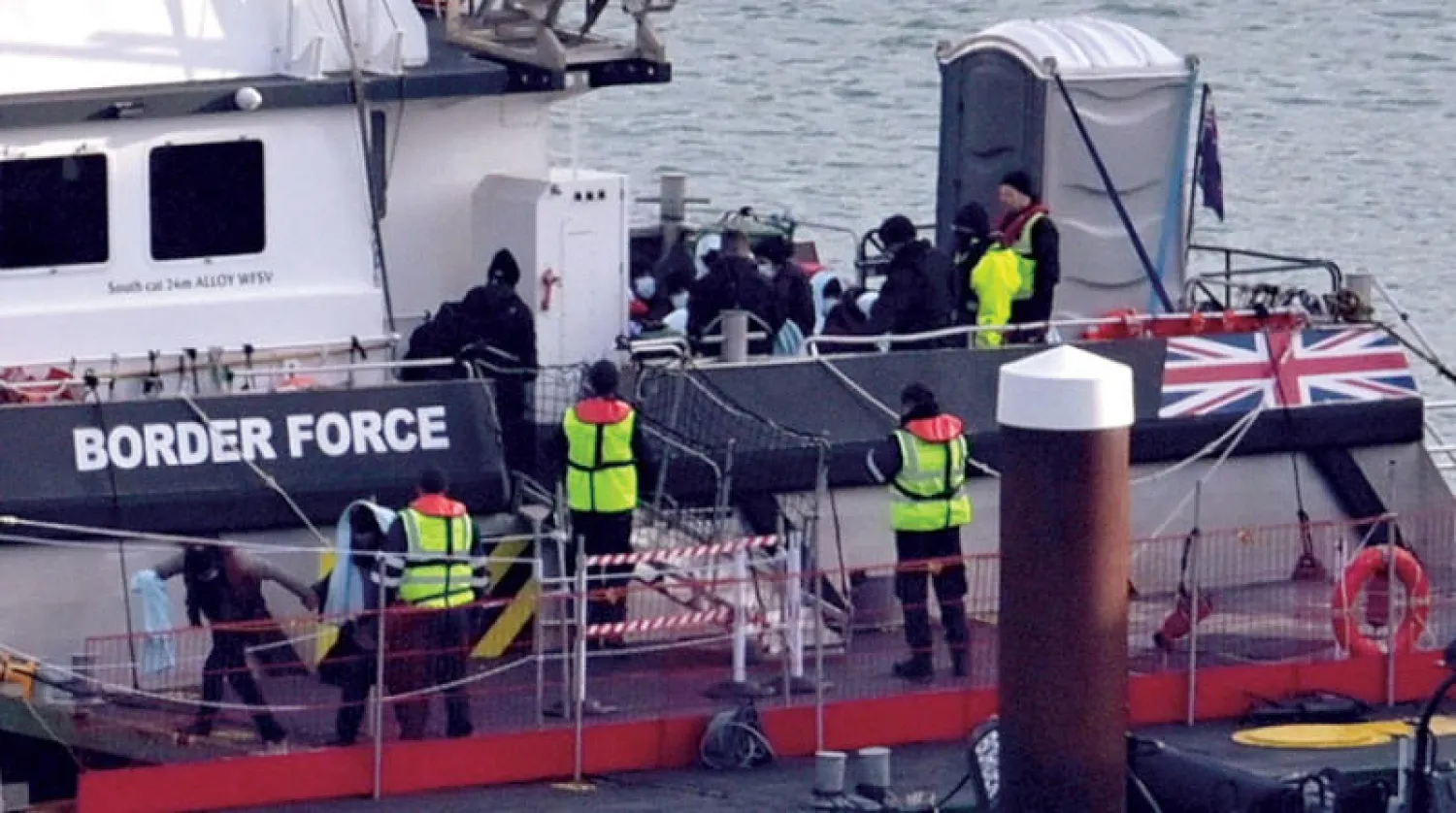 السلطات البريطانية تنقل الناجين إلى مدينة دوفر بعد غرق مركبهم أمس (إ.ب.أ)