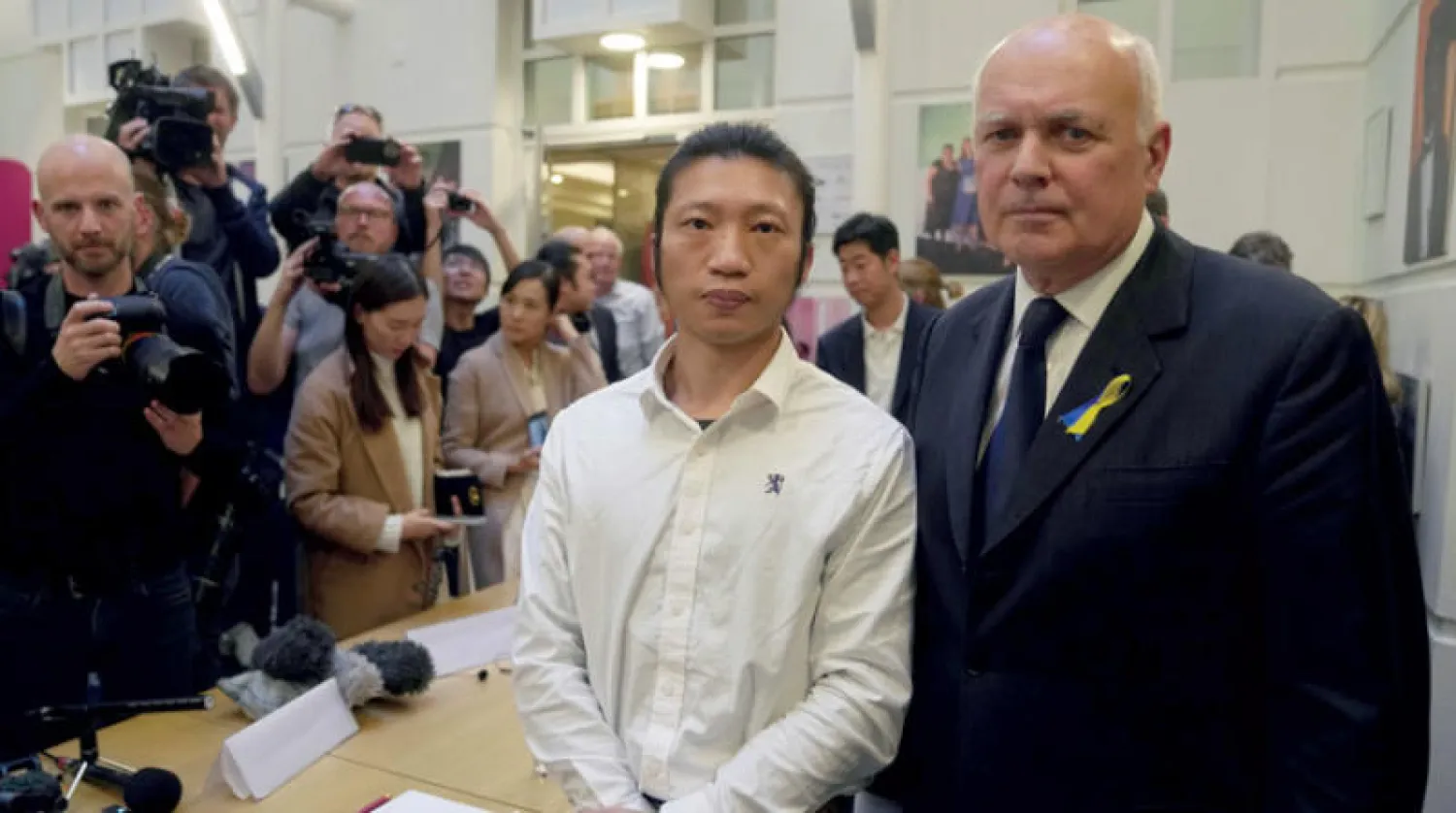 المتظاهر بوب تشان برفقة النائب المحافظ إيان دنكن سميث في لندن في 19 أكتوبر (أ.ب)