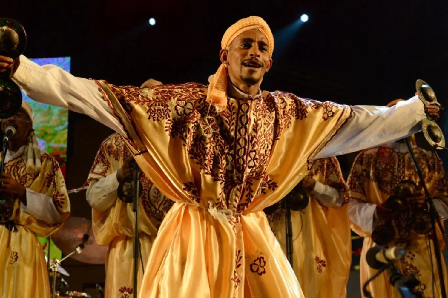 Fas'ın Suvayra kentindeki festival sırasında Gnaoua grubu (AFP)


