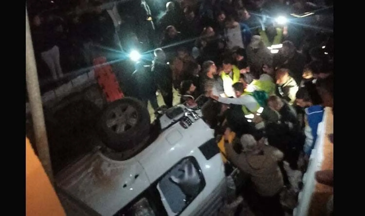 شبّان يحيطون بآلية لليونيفيل في بلدة العاقبية (تويتر)