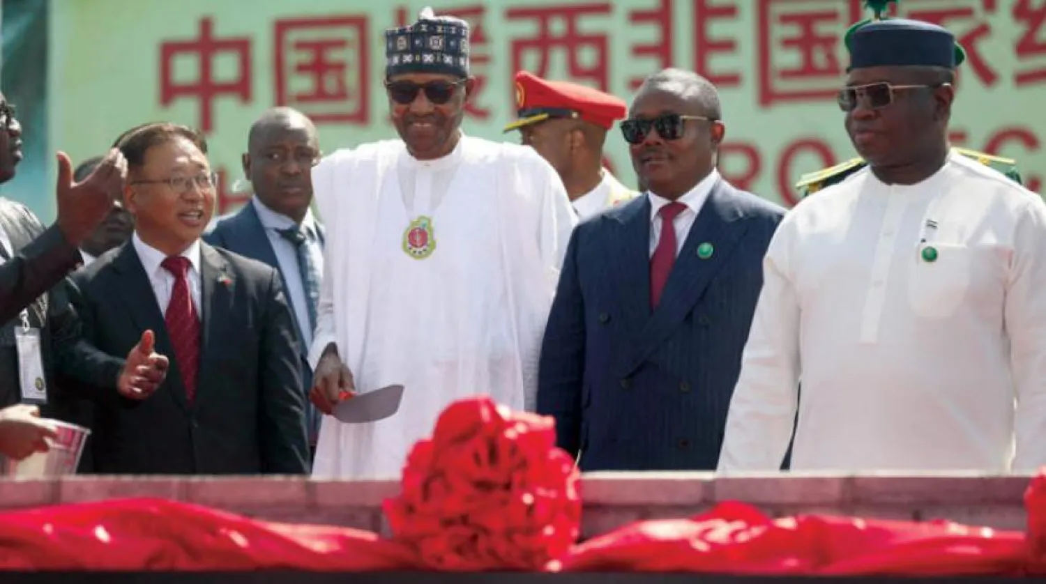 Çin’in Nijerya Büyükelçisi, Nijerya ve Sierra Leone cumhurbaşkanları eşliğinde 4 Aralık’ta yeni ECOWAS genel merkezinin açılışını yaptı. (AFP)