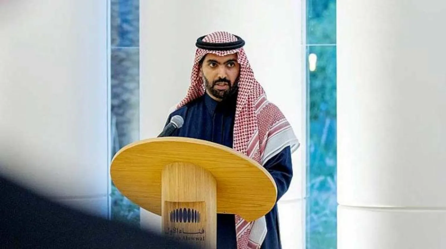 الأمير بدر بن عبد الله متحدثاً للحضور من مثقفين وفنانين خلال حفل الافتتاح (واس)