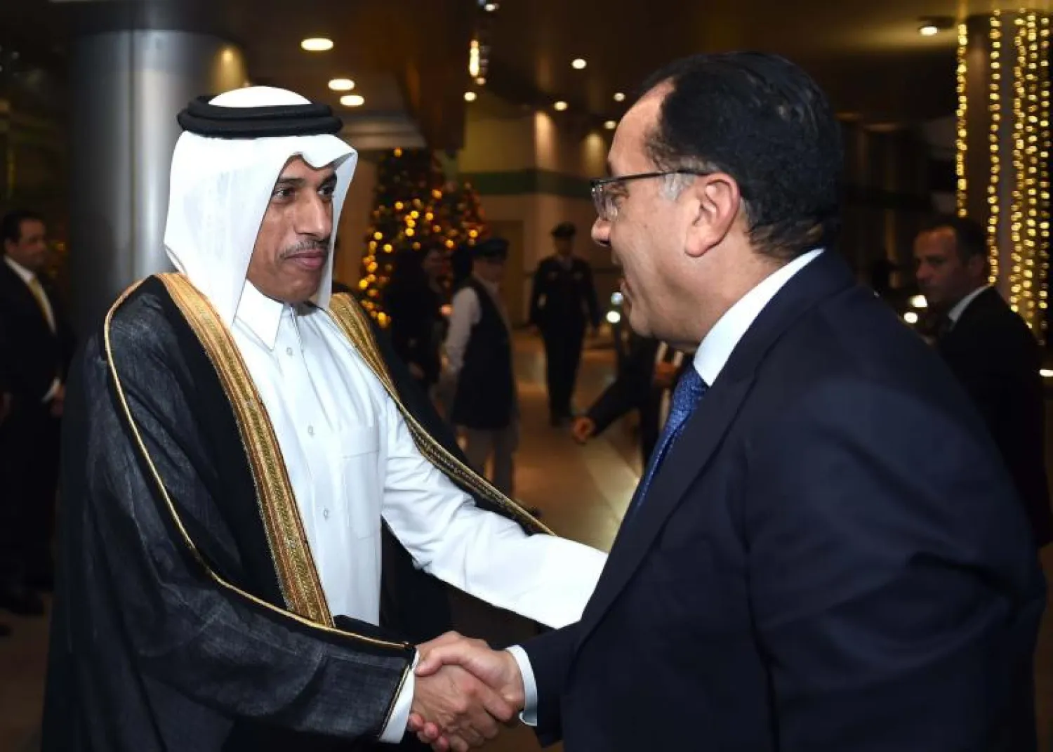 رئيس الوزراء المصري والسفير القطري بالقاهرة خلال الاحتفال بمرور نصف قرن على علاقات البلدين (الحكومة المصرية)
