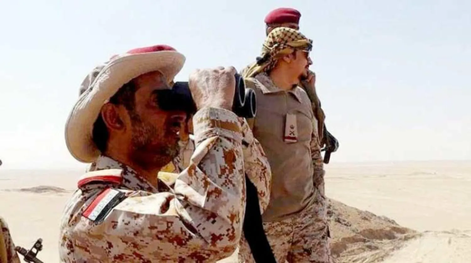 رئيس هيئة أركان الجيش اليمني الفريق صغير بن عزيز يتفقد قواته في المنطقة العسكرية السادسة بمأرب (سبأ)