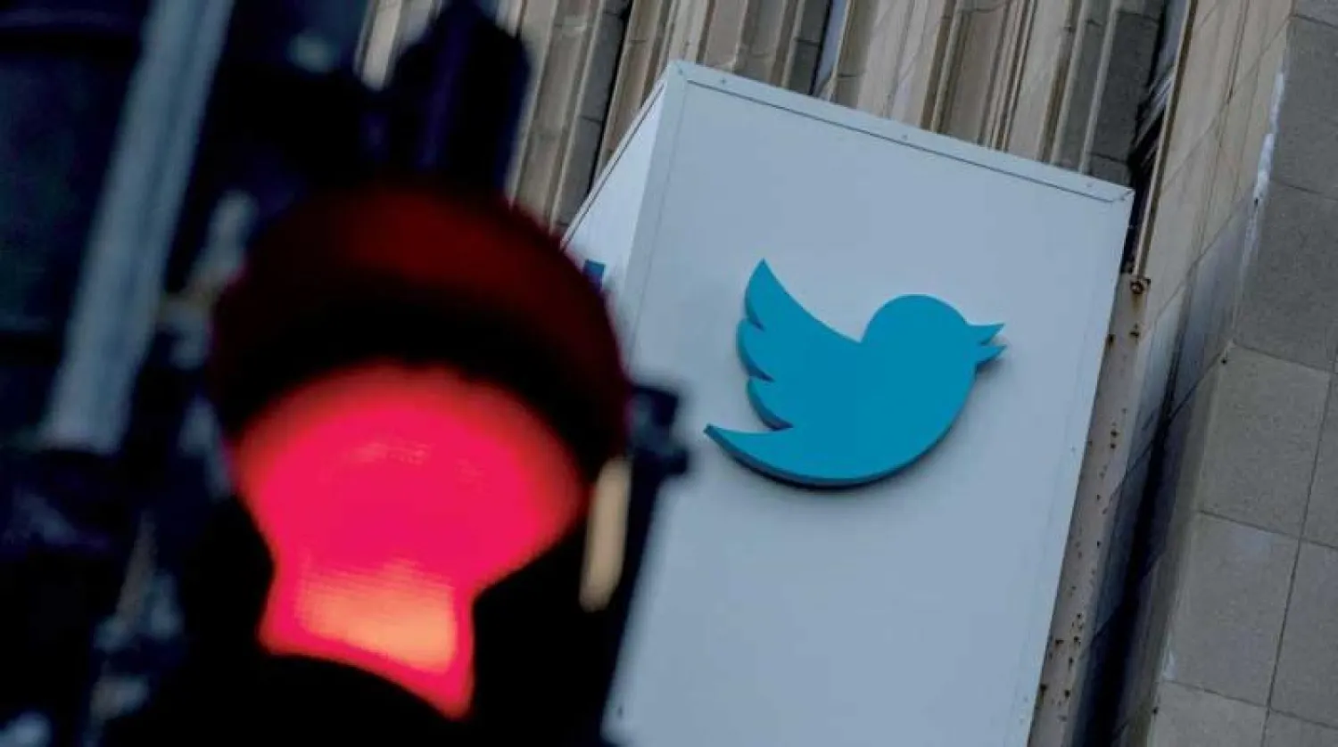 شعار تويتر على مبنى المقر الرئيسي للشركة في سان فرنسيسكو (رويترز)