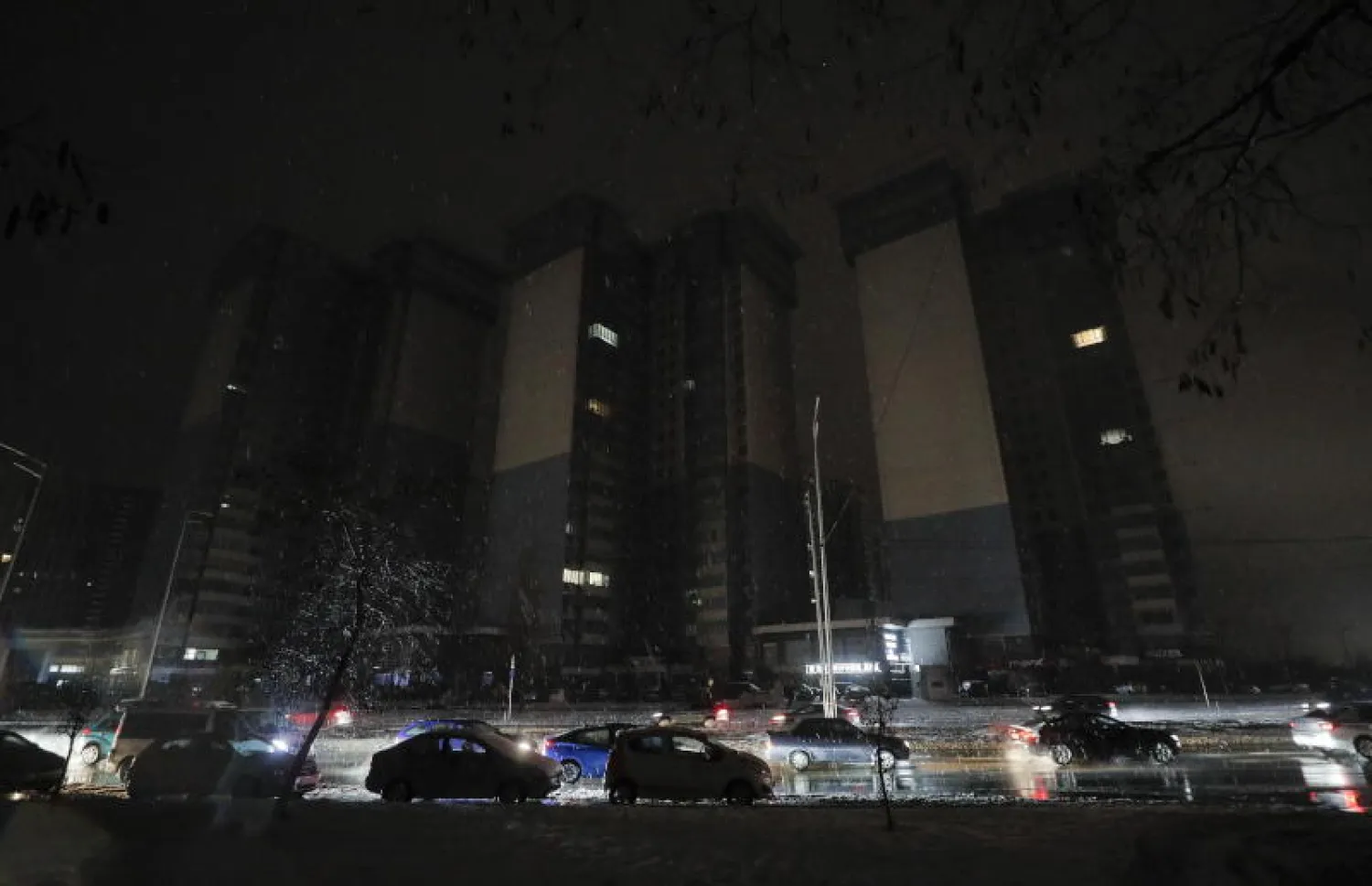 كييف و14 منطقة أخرى تعاني انقطاعات في الكهرباء أو المياه (إ.ب.أ)