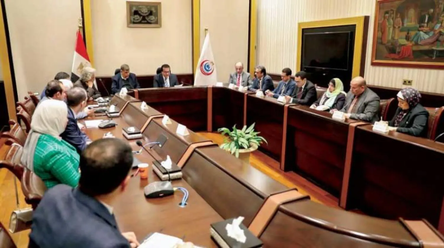 وزير الصحة المصري خلال اجتماع متابعة قرارات تنظم الحقن في الصيدليات (صفحة مجلس الوزراء المصري)