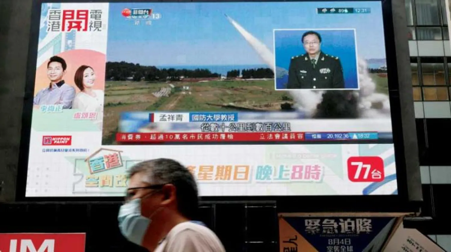 شاشة في هونغ كونغ تستعرض تدريبات عسكرية صينية قرب تايوان في 5 أغسطس (رويترز)
