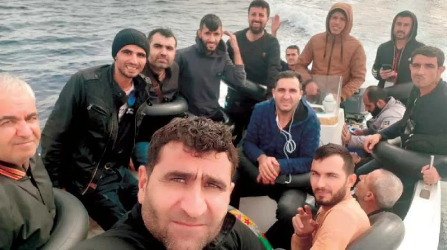 سيلفي لميسكو ومهاجرين في قارب قبل مغادرة وهران 15 أكتوبر (أ.ب)