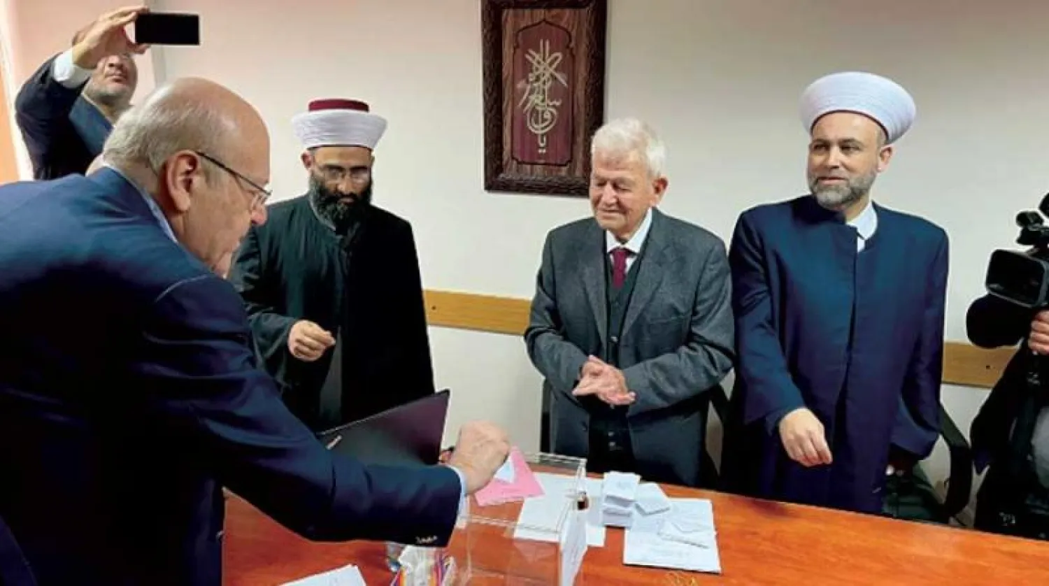 ميقاتي مدلياً بصوته في أثناء انتخابات مفتي طرابلس (الوكالة الوطنية)