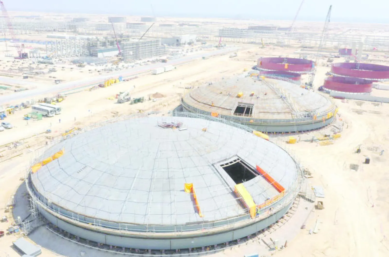 الأعمال الإنشائية في مصفاة الدقم بسلطنة عمان (رويترز)