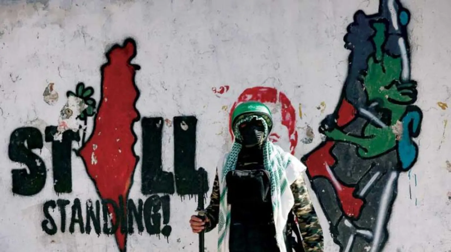 مؤيد لحركة «حماس» يشارك في مسيرة بالضفة لإحياء الذكرى الخامسة والثلاثين لتأسيس الحركة 16 ديسمبر (إ.ف.ب)