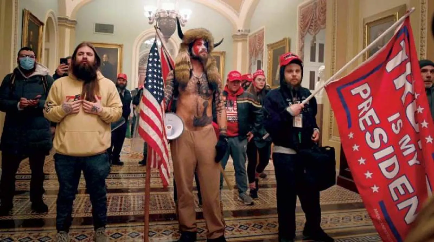 أنصار الرئيس السابق بعد اقتحام «الكابيتول» في 6 يناير 2021 (أ.ف.ب)