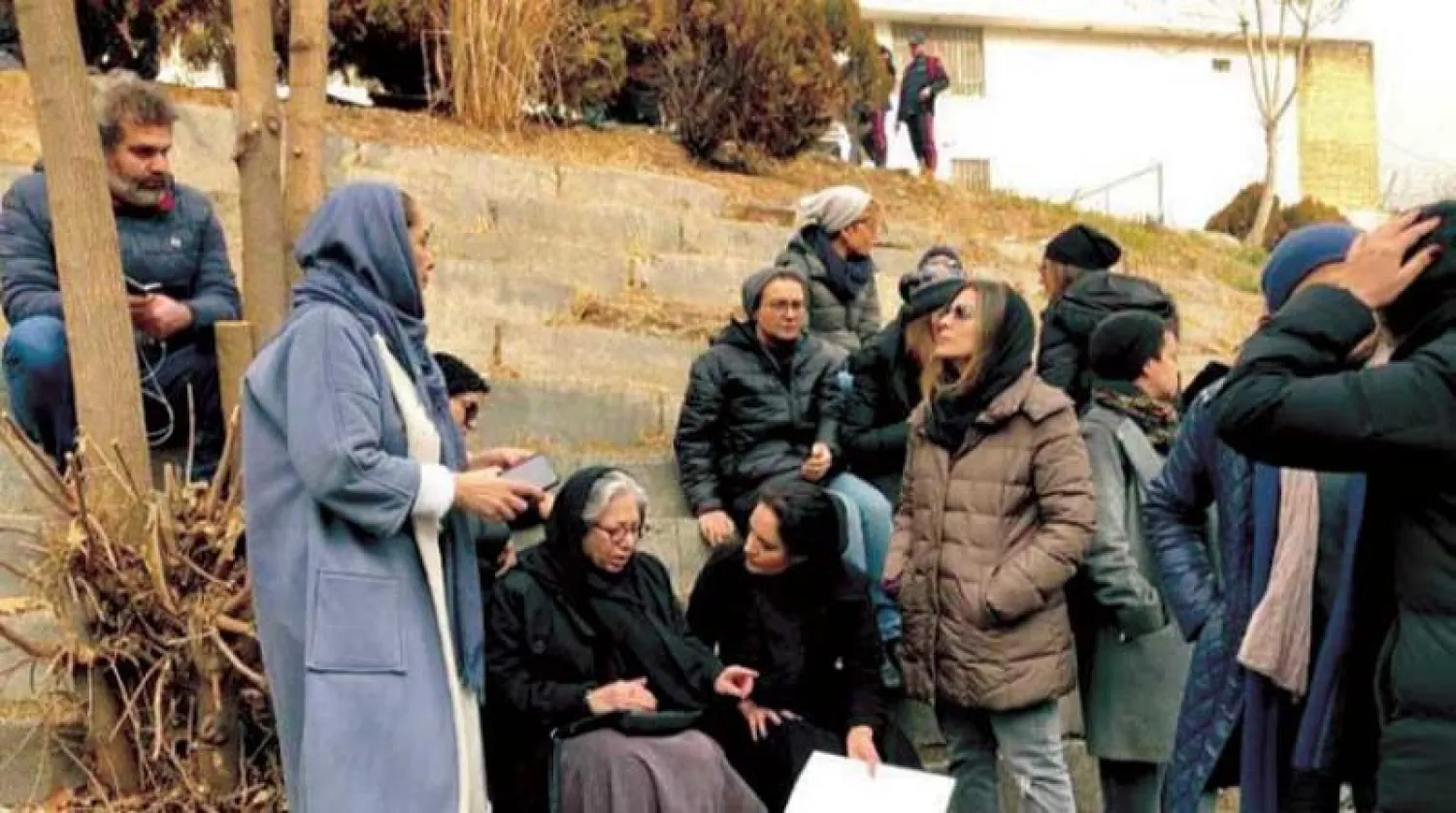 ممثلات إيرانيات أمام سجن «أفين» للمطالبة بإطلاق سراح عليدوستي أمس (تويتر)