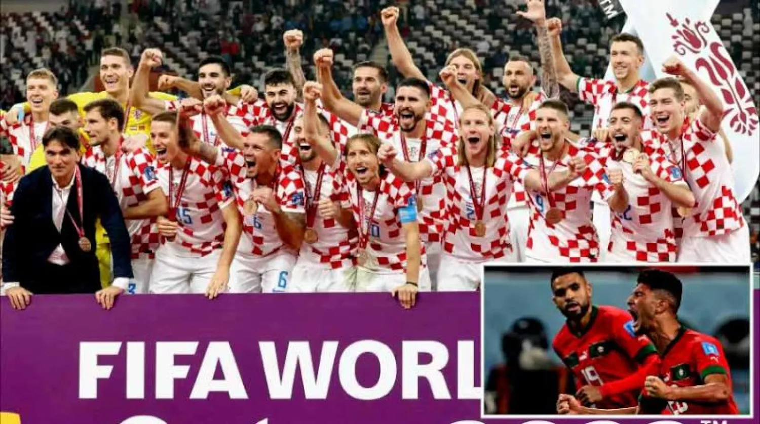 لاعبو كرواتيا يحتفلون ببرونزية المونديال عقب فوزهم على المغرب أمس (أ.ف.ب) ... وفي الإطار، المدافع المغربي أشرف داري محتفلاً بتسجيل هدفه (أ.ف.ب)