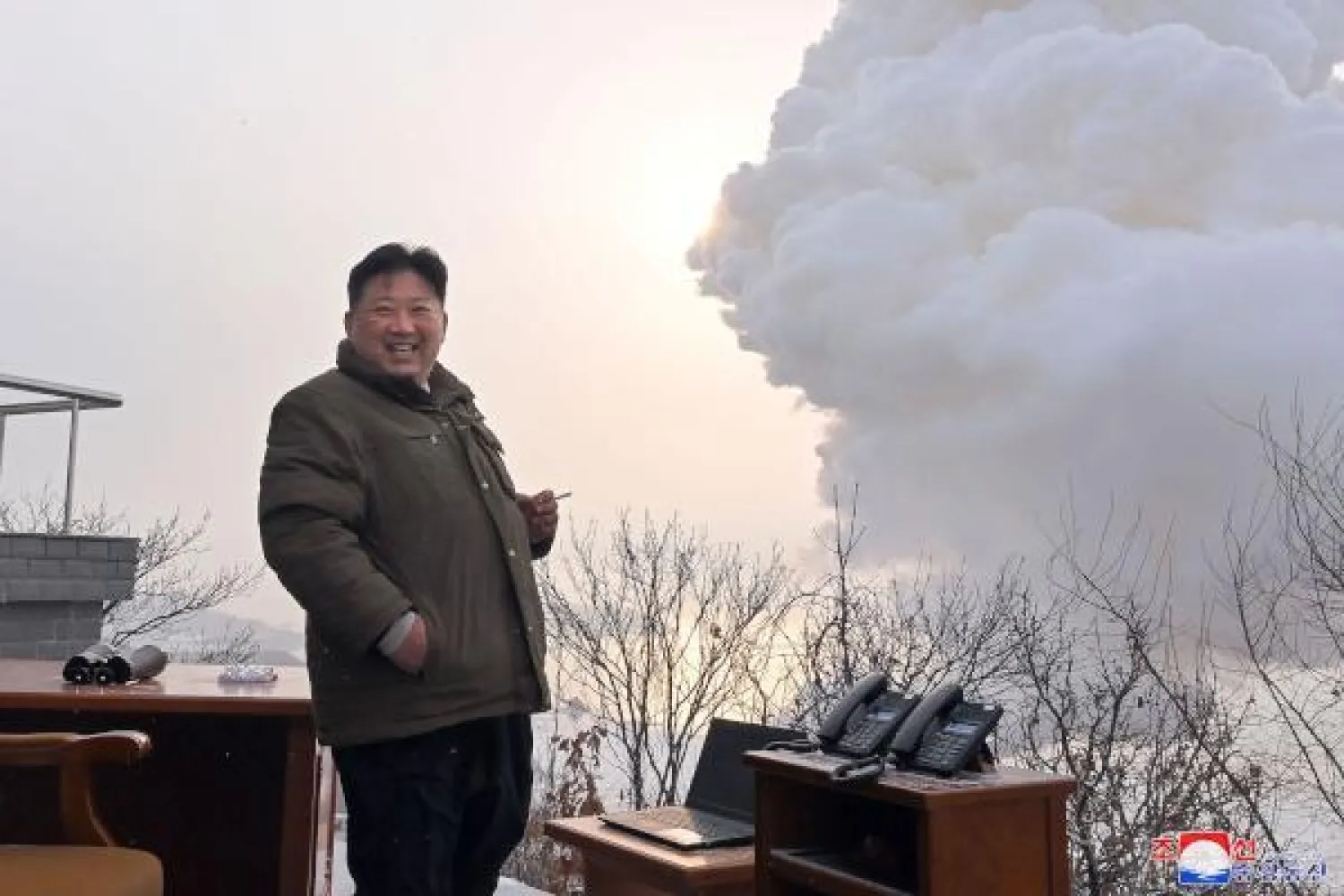 زعيم كوريا الشمالية كيم يونغ أون خلال ختبار محرك لنظام أسلحة جديد يعمل بالوقود الصلب (ا.ف.ب)