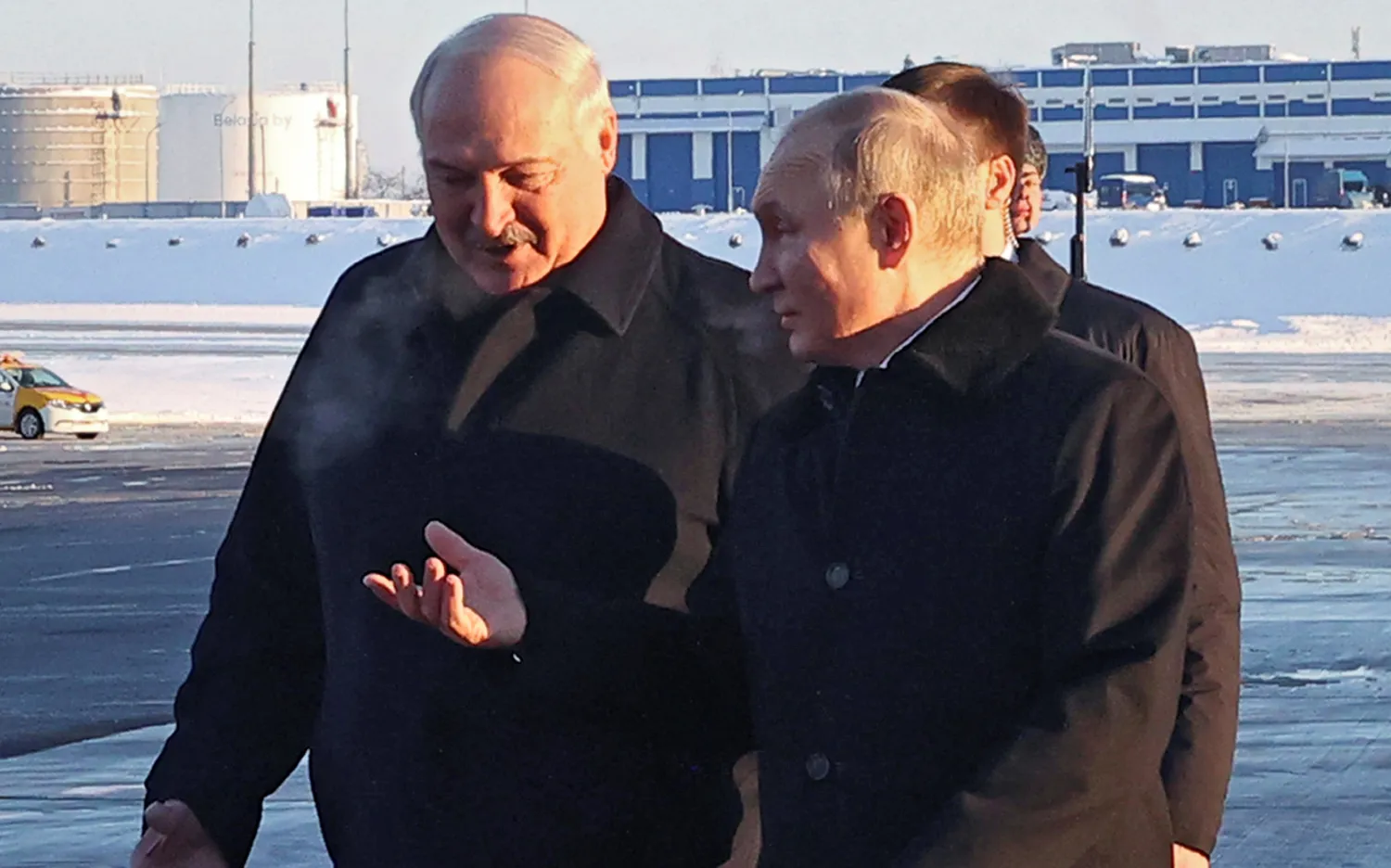 بوتين ولوكاتشينكو في مطار مينسك (أ.ب)