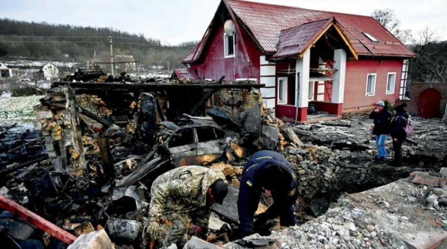 من آثار القصف الروسي على محيط كييف (أ.ف.ب)