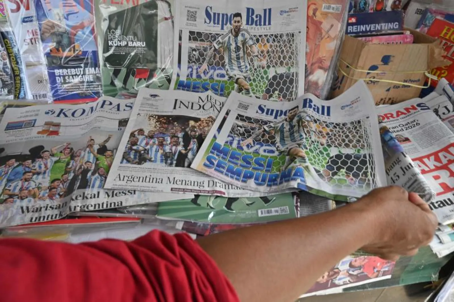 الصحافة على مستوى دول العالم أظهرت تغطيات مكثفة لفوز الأرجنتين التاريخي بالمونديال (أ.ف.ب)